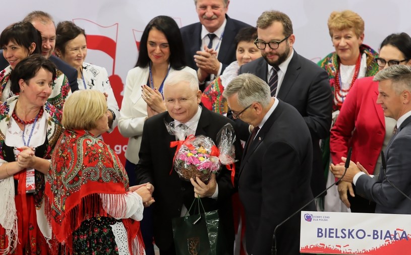 Prezes Prawa i Sprawiedliwości Jarosław Kaczyński (C-P) oraz sekretarz stanu w ministerstwie rodziny, pracy i polityki społecznej Stanisław Szwed (C-L) podczas konwencji PiS w Bielsku-Białej /Andrzej  Grygiel /PAP