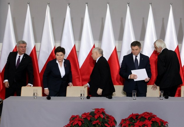 Prezes Prawa i Sprawiedliwości Jarosław Kaczyński (C), premier Beata Szydło (2L), marszałkowie Sejmu Marek Kuchciński (2P) oraz Senatu Stanisław Karczewski (L) i szef klubu parlamentarnego PiS Ryszard Terlecki (P) po konferencji prasowej /Paweł Supernak /PAP