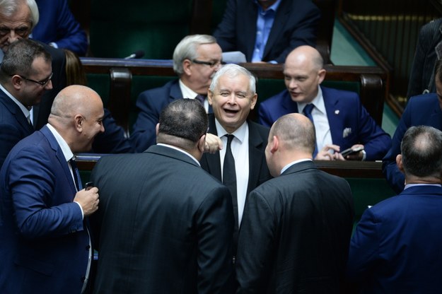 Prezes Prawa i Sprawiedliwości Jarosław Kaczyński (C) w otoczeniu polityków PiS podczas posiedzenia Sejmu /Jacek Turczyk /PAP