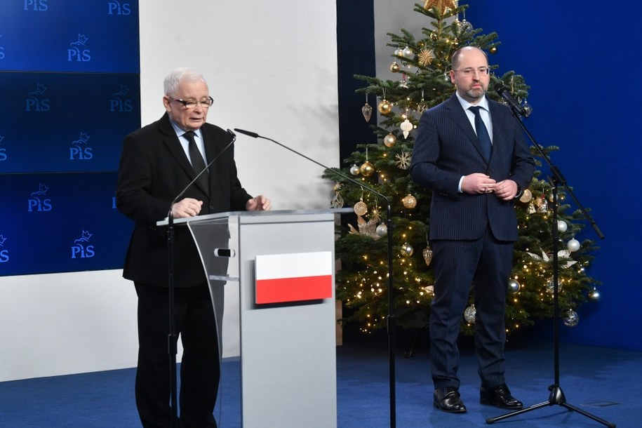 Prezes Prawa i Sprawiedliwości Jarosław Kaczyński i europoseł Adam Bielan podczas oświadczenia dla mediów po posiedzeniu Rady Politycznej PiS w Warszawie. /Andrzej Lange /PAP