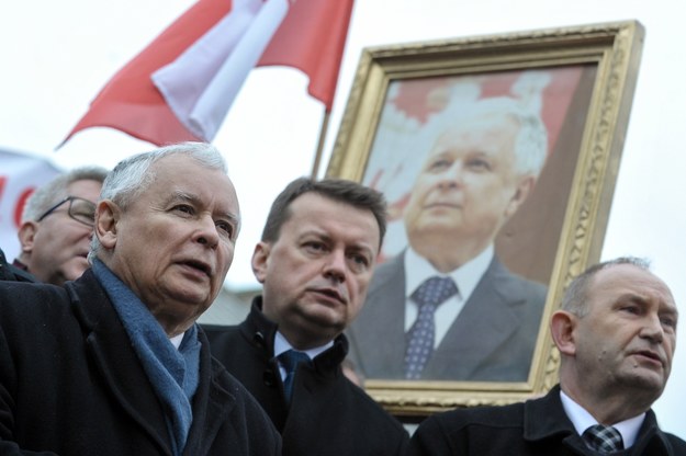 Prezes Prawa i Sprawiedliwości Jarosław Kaczyński i minister obrony narodowej Mariusz Błaszczak. / 	Marcin Obara  /PAP