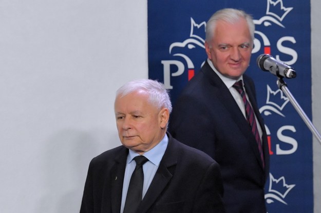 Prezes Prawa i Sprawiedliwości Jarosław Kaczyński (L) oraz prezes Porozumienia Jarosław Gowin (P) podczas oświadczenia dla mediów dot. podpisania umowy koalicyjnej Zjednoczonej Prawicy / 	Radek Pietruszka   /PAP