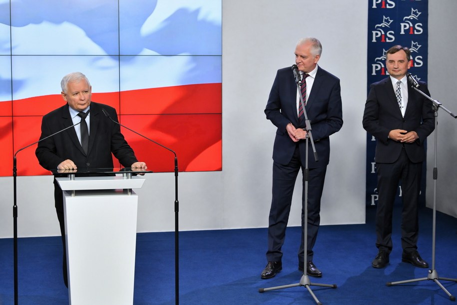 Prezes Prawa i Sprawiedliwości Jarosław Kaczyński (L), prezes Solidarnej Polski Zbigniew Ziobro (P) oraz prezes Porozumienia Jarosław Gowin (2P) podczas oświadczenia dla mediów dot. podpisania umowy koalicyjnej Zjednoczonej Prawicy / 	Radek Pietruszka   /PAP