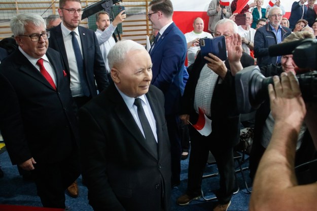 Prezes Prawa i Sprawiedliwości Jarosław Kaczyński na spotkaniu z mieszkańcami w Szkole Podstawowej im. Adama Mickiewicza w Sompolnie /Bartosz Skonieczny /PAP