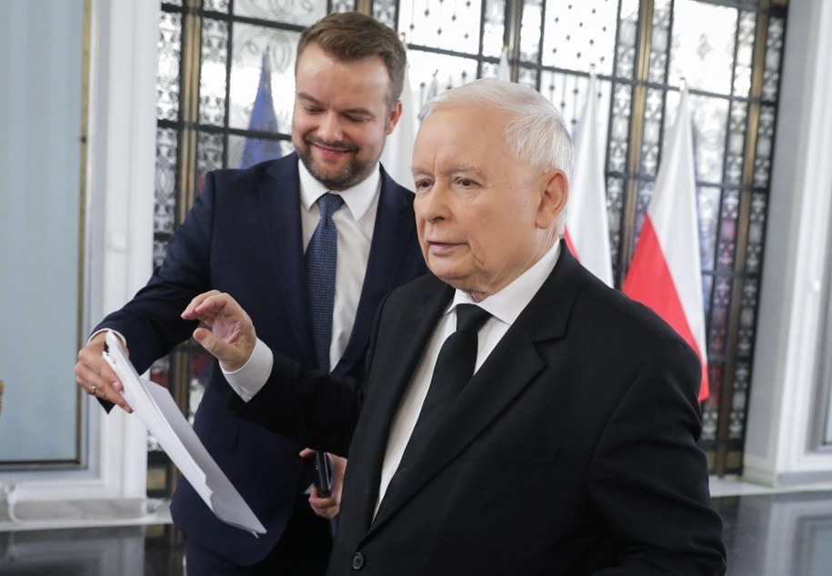 Prezes Prawa i Sprawiedliwości Jarosław Kaczyński (P) i rzecznik PiS Rafał Bochenek /Tomasz Gzell /PAP