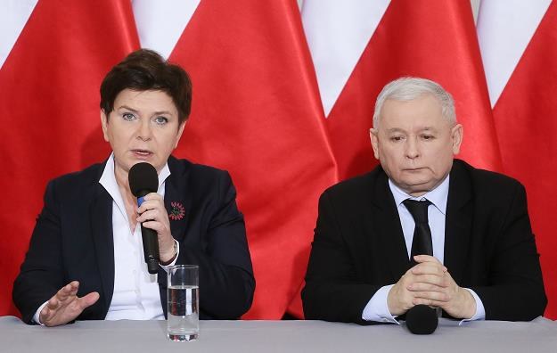 Prezes Prawa i Sprawiedliwości Jarosław Kaczyński (P) oraz premier Beata Szydło (L) /PAP