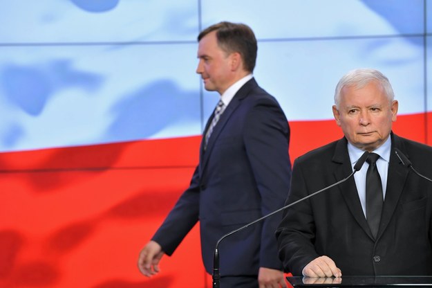 Prezes Prawa i Sprawiedliwości Jarosław Kaczyński (po prawej) i szef Solidarnej Polski Zbigniew Ziobro / 	Radek Pietruszka   /PAP