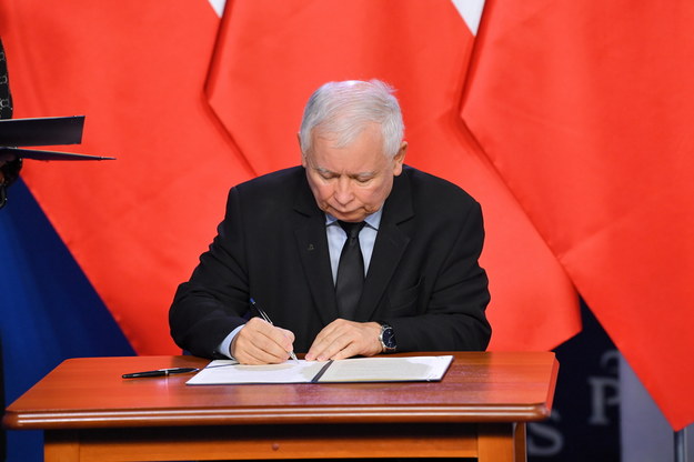 Prezes Prawa i Sprawiedliwości Jarosław Kaczyński podpisuje umowę koalicyjną Zjednoczonej Prawicy / 	Radek Pietruszka   /PAP