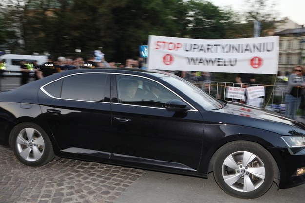 Prezes Prawa i Sprawiedliwości Jarosław Kaczyński (w samochodzie) wjeżdża na Wawel /Stanisław Rozpędzik /PAP