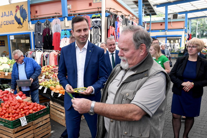 Prezes PSL Władysław Kosiniak-Kamysz (L) odwiedził rynek Manhattan w Szczecinie, gdzie zachęcał do składania podpisów pod projektem "Emerytura bez podatków" / 	Marcin Bielecki    /PAP
