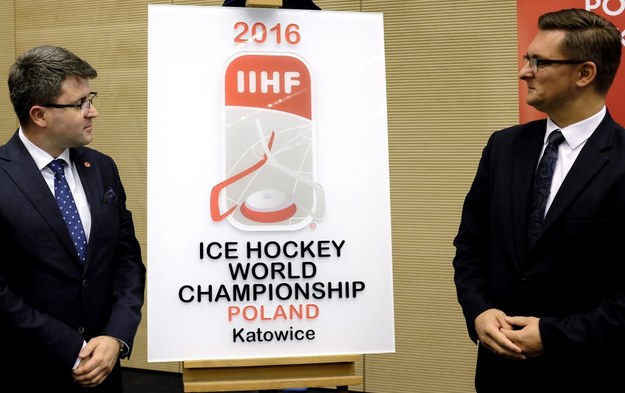 Prezes PZHL Dawid Chwałka (po lewej) i prezydent Katowic Marcin Krupa prezentują logo hokejowych MŚ Dywizji IA /Andrzej Grygiel /PAP