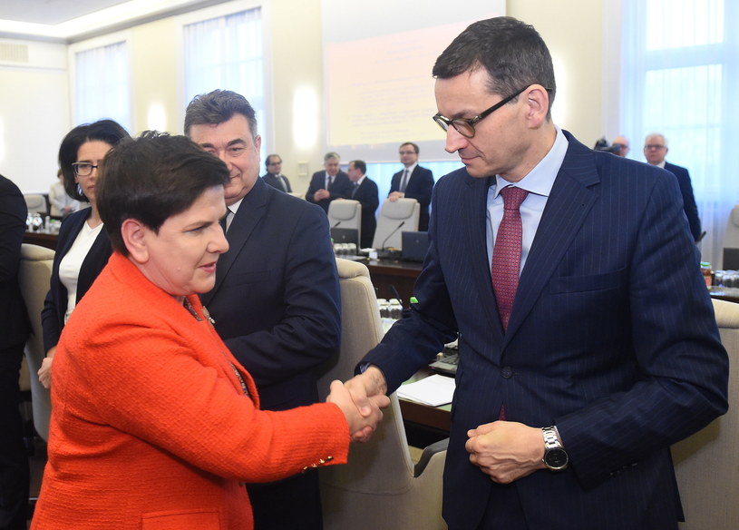 Prezes Rady Ministrów Beata Szydło i wicepremier, minister rozwoju i finansów Mateusz Morawiecki podczas posiedzenia rządu /Radek Pietruszka /PAP