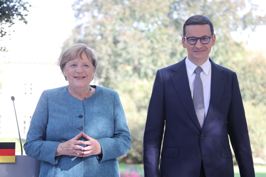 Prezes Rady Ministrów Mateusz Morawiecki oraz kanclerz Republiki Federalnej Niemiec Angela Merkel podczas wspólnej konferencji prasowej w Łazienkach Królewskich w Warszawie /Wojciech Olkusnik  /PAP