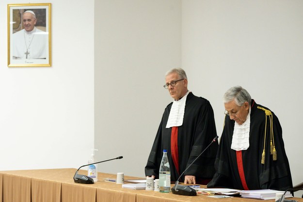 Prezes Sądu Państwa Watykanu Giuseppe Pignatone (po prawej) i dyrektor Wydziału Prawa Uniwersytetu Rzymskiego „Tor Vergata” prof. Venerando Marano (po lewej) podczas ogłaszania wyroku w procesie kardynała Angelo Becciu i 9 innych osób za rzekome wykroczenia finansowe.