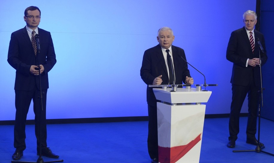 Prezes Solidarnej Polski Zbigniew Ziobro, prezes PiS Jarosław Kaczyński i prezes Polski Razem Jarosław Gowin podczas wspólnej konferencji prasowej w Warszawie, dzień po wygranych przez PiS wyborach samorządowych /Jakub Kaminski /PAP