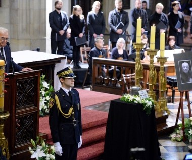 Prezes Stowarzyszenia Filmowców Polskich Jacek Bromski przed rozpoczęciem uroczystości mówił, że „po Viscontim i Fellinim, po Kurosawie i Bergmanie odszedł ostatni z wielkich narodowych artystów”. 

„Ostatni z tego pokolenia reżyserów, które z kina uczyniło wielką sztukę. Odszedł wielki polski twórca - jak mówił, Polska była tematem najważniejszym, który potrafił w swojej sztuce zuniwersalizować Polskę i jak nikt inny przybliżyć ją całemu światu” – powiedział Bromski.