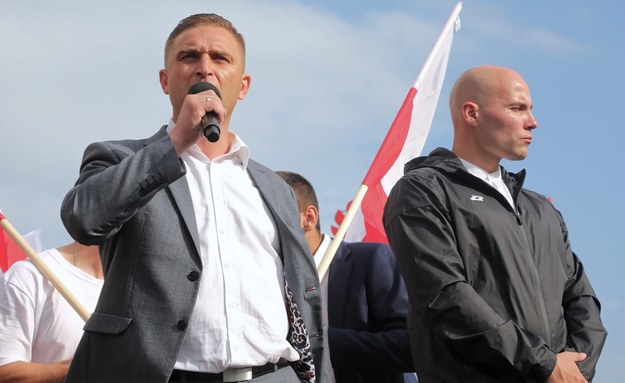 Prezes Stowarzyszenia Marsz Niepodległości Robert Bąkiewicz (po lewej) /Wojciech Olkuśnik /PAP