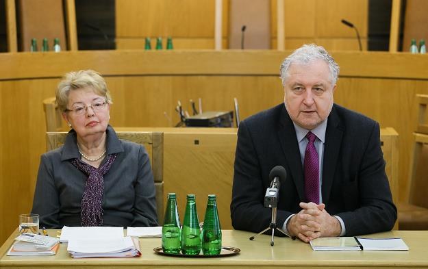 Prezes Trybunału Konstytucyjnego Andrzej Rzepliński (P) oraz sędzia TK Maria Gintowt-Jankowicz (L) /PAP