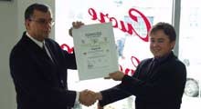 Prezes Viamotu Rafał Podolski (z prawej) odbiera certyfikat ISO 9001 /INTERIA.PL