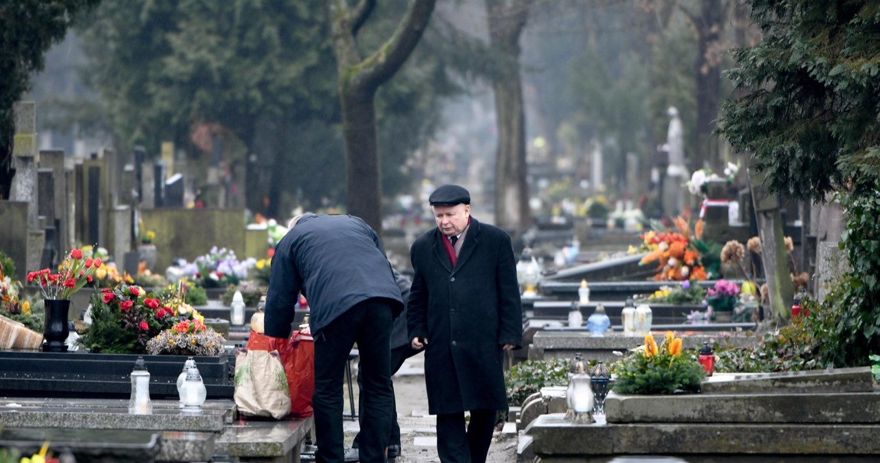 Prezes z samego rana udał się do kościoła i grób mamy, by popołudnie mieć wolne dla bratanicy /Newspix