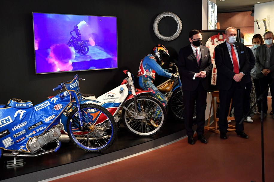 Prezes Zarządu, Dyrektor Generalny PKN Orlen Daniel Obajtek (2P) i prezes Polskiego Komitetu Olimpijskiego Andrzej Kraśnicki (P) podczas otwarcia strefy motosportu Orlen Team pod honorowym patronatem Polskiego Związku Motorowego, w Muzeum Sportu i Turystyki