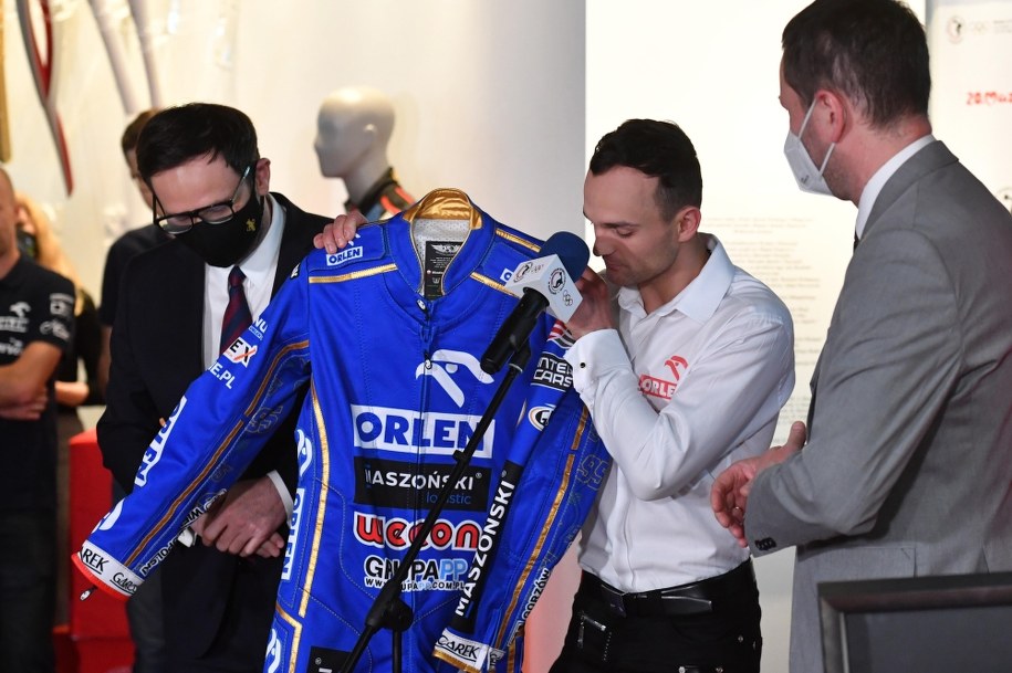 Prezes Zarządu, Dyrektor Generalny PKN Orlen Daniel Obajtek (L) i żużlowiec, dwukrotny indywidualny mistrz świata Bartosz Zmarzlik (C) podczas otwarcia strefy motosportu Orlen Team pod honorowym patronatem Polskiego Związku Motorowego, w Muzeum Sportu i Turystyki,