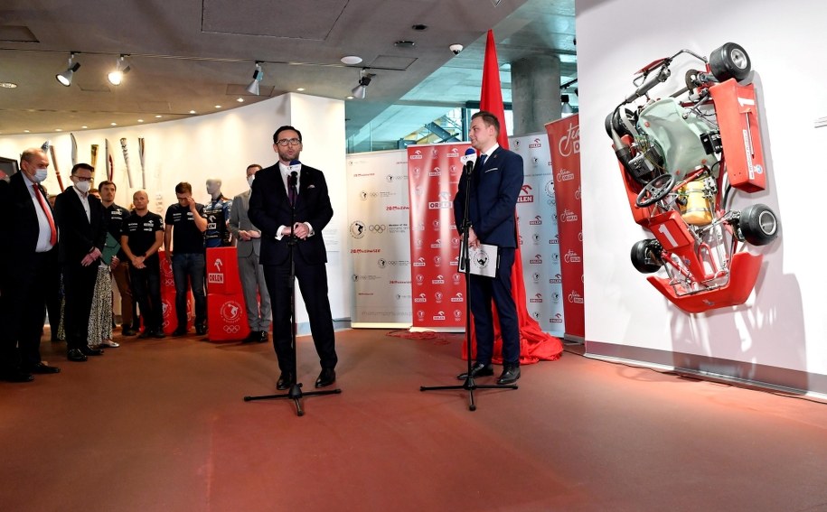 Prezes Zarządu, Dyrektor Generalny PKN Orlen Daniel Obajtek (L) podczas otwarcia strefy motosportu Orlen Team pod honorowym patronatem Polskiego Związku Motorowego, w Muzeum Sportu i Turystyki /Piotr Nowak /PAP