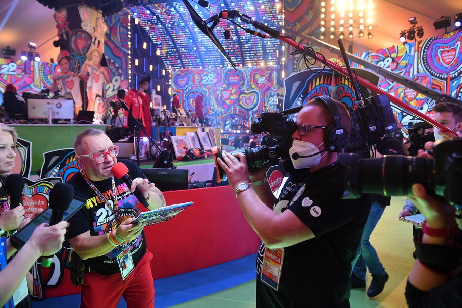 Prezes zarządu Fundacji Wielkiej Orkiestry Świątecznej Pomocy Jerzy Owsiak w sztabie głównym WOŚP na pl. Defilad w Warszawie / 	Radek Pietruszka   /PAP