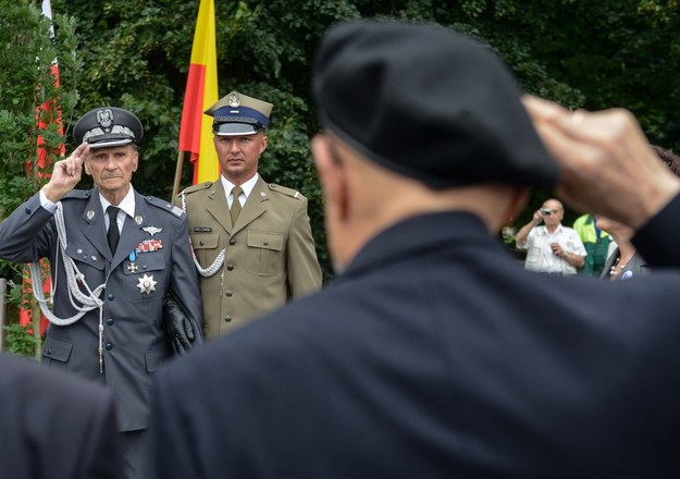 Prezes Zarządu Głównego Związku Powstańców Warszawskich gen. Zbigniew Ścibor-Rylski (po lewej) podczas uroczystości zasadzenia Drzewa Pamięci w ramach obchodów 70. rocznicy wybuchu Powstania Warszawskiego /Jakub Kamiński   /PAP