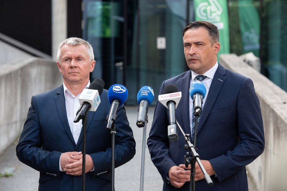 Prezes zarządu Lubelski Węgiel Bogdanka Artur Wasil (P) i wiceprezes zarządu ds. produkcji, kierownik ruchu zakładu górniczego w LW Bogdanka Sławomir Karlikowski (L) na konferencji prasowej w Bogdance. /Wojtek Jargiło /PAP