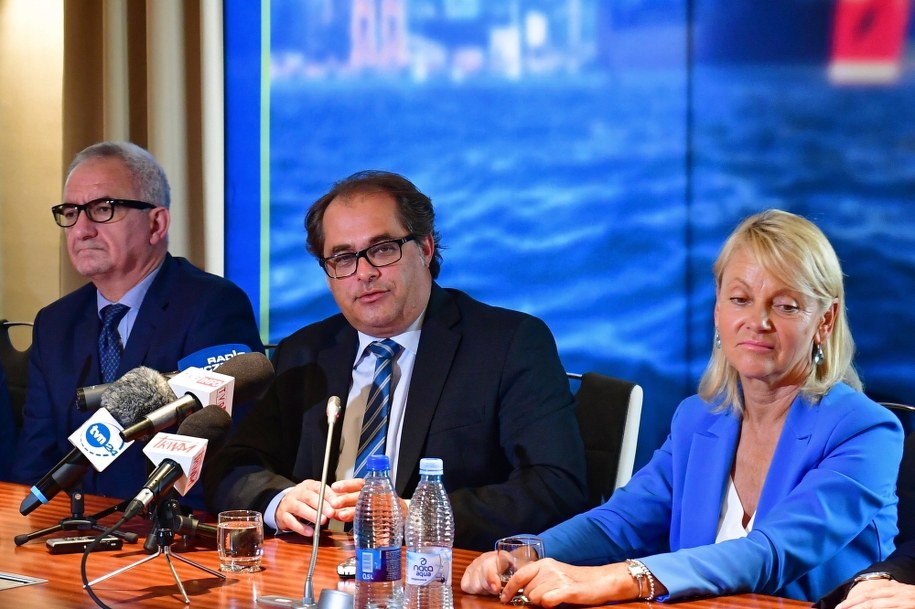 Prezes zarządu Spółki Zarząd Morskich Portów Szczecin Świnoujście Krzysztof Urbaś, minister gospodarki morskiej i żeglugi śródlądowej Marek Gróbarczyk oraz radna Sejmiku Województwa Zachodniopomorskiego Małgorzata Jacyna-Witt /	Marcin Bielecki   /PAP