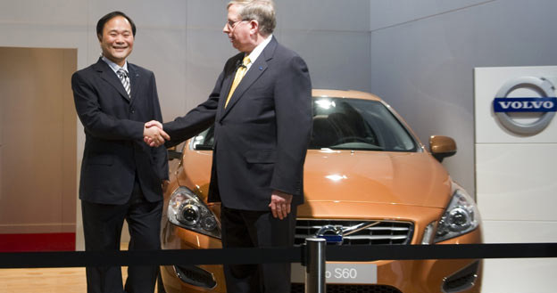 Prezes  Zhejiang Geely Holding Group Li Shufu (z lewej) i vice prezydent Forda, Lewis Booth /AFP