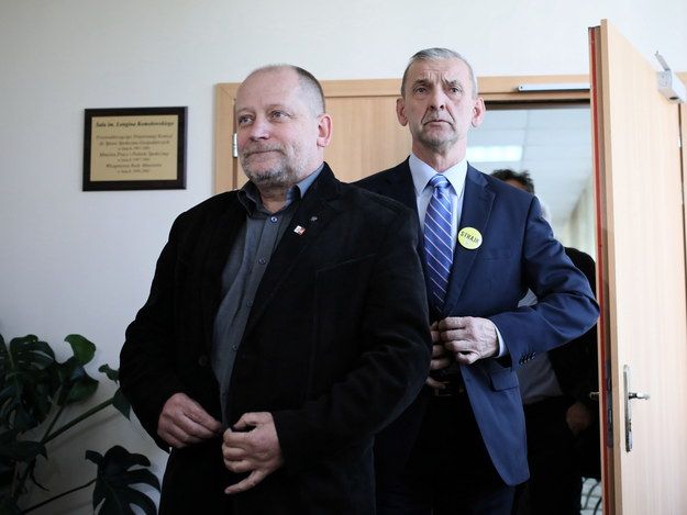 Prezes ZNP Sławomir Broniarz (po prawej) i przewodniczący Wolnego Związku Zawodowego "Solidarność-Oświata” FZZ Sławomir Wittkowicz (po lewej) /Leszek Szymański /PAP