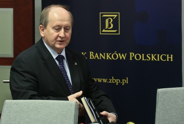 Prezes Związku Banków Polskich Krzysztof Pietraszkiewicz podczas konferencji prasowej w Warszawie /Rafał Guz /PAP