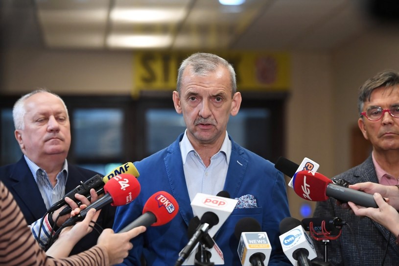 Prezes Związku Nauczycielstwa Polskiego Sławomir Broniarz (C) oraz wiceprezesi Grzegorz Gruchlik (L) i Krzysztof Baszczyński (P) podczas konferencji prasowej /Piotr Nowak /PAP