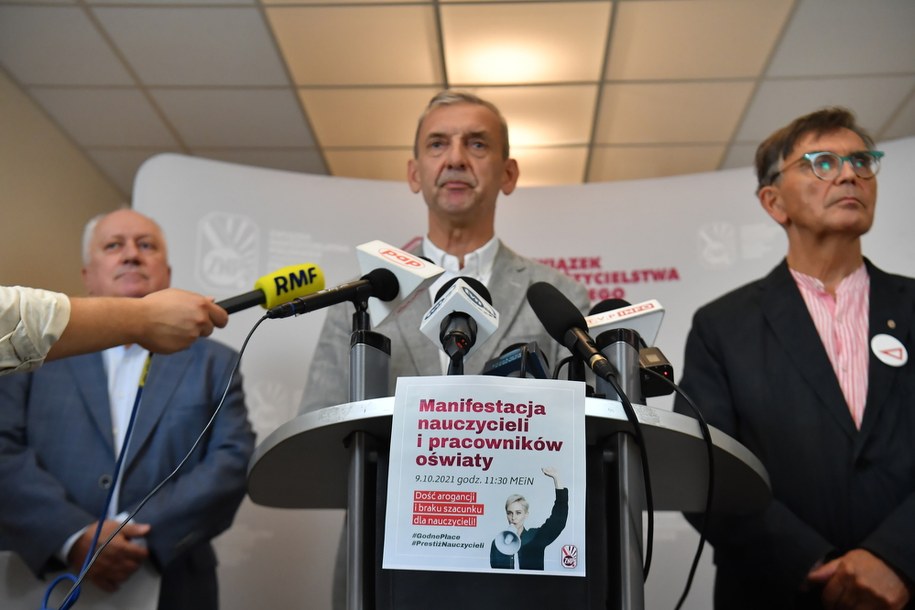 Prezes Związku Nauczycielstwa Polskiego Sławomir Broniarz (C) oraz wiceprezesi ZNP Krzysztof Baszczyński (P) i Grzegorz Gruchlik (L) /Piotr Nowak /PAP