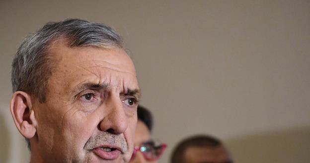 Prezes Związku Nauczycielstwa Polskiego Sławomir Broniarz (L) /PAP