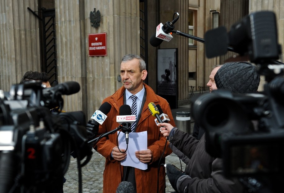 Prezes Związku Nauczycielstwa Polskiego Sławomir Broniarz przed spotkaniem kierownictwa ZNP z minister edukacji narodowej Joanną Kluzik-Rostkowską /Marcin Obara /PAP