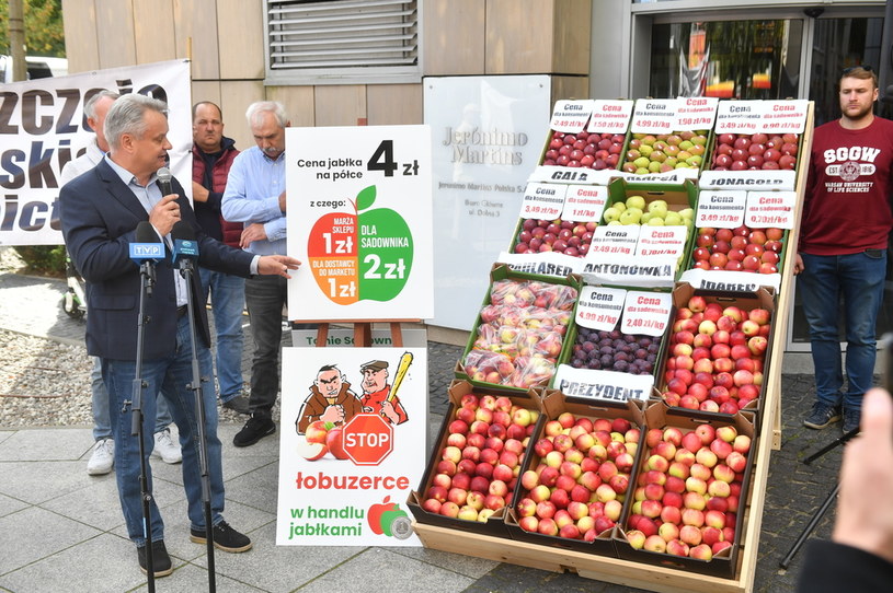 Prezes Związku Sadowników Rzeczpospolitej Polskiej Mirosław Maliszewski (L) podczas dzisiejszego protestu ws. wymuszania niskich cen jabłek przez sieci handlowe /PAP