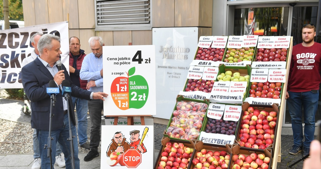 Prezes Związku Sadowników Rzeczpospolitej Polskiej Mirosław Maliszewski (L) podczas dzisiejszego protestu ws. wymuszania niskich cen jabłek przez sieci handlowe /PAP