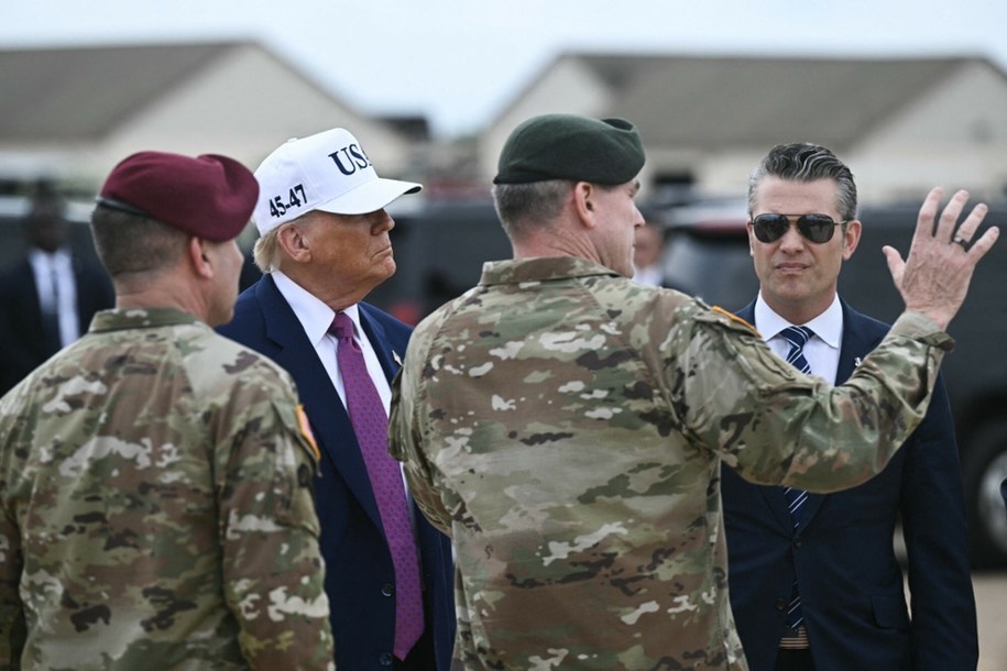 Prezyden USA Donald Trump i szef Pentagonu Pete Hegseth /BRENDAN SMIALOWSKI/AFP/East News /East News