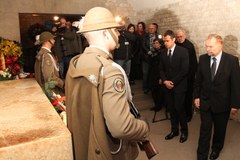 Prezydenccy ministrowie złożyli kwiaty na Wawelu 