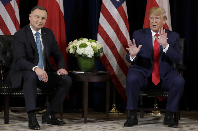 Prezydenci Andrzej Duda i Donald Trump po podpisaniu umowy o współpracy obronnej /Associated Press /East News