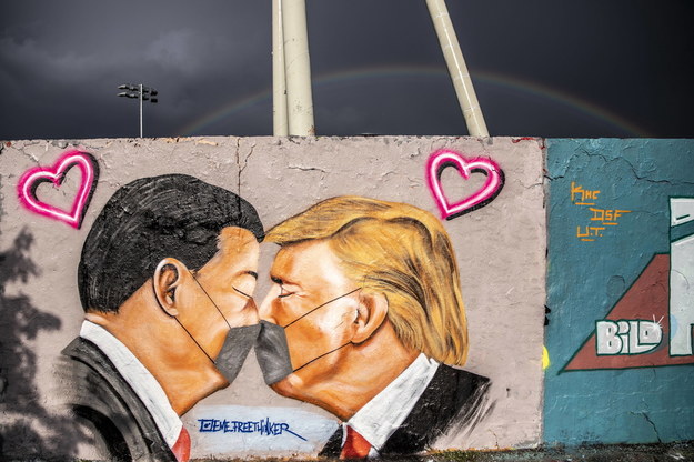 Prezydenci Donald Trump i Xi Jinping przedstawieni na muralu w Berlinie /OMER MESSINGER  /PAP/EPA