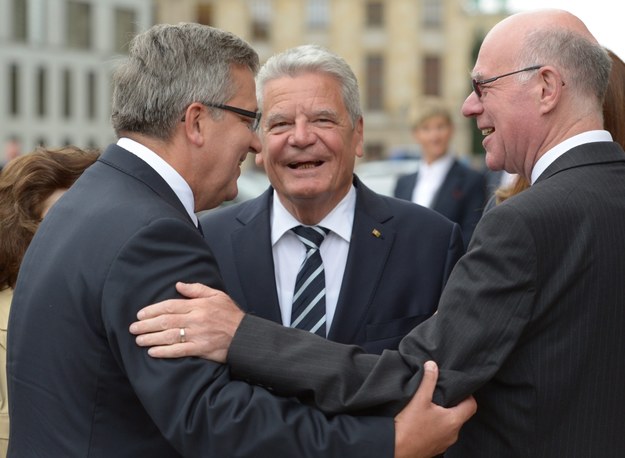 Prezydenci Komorowski i Gauck oraz przewodniczący Lammert /Rainer Jensen /PAP/EPA