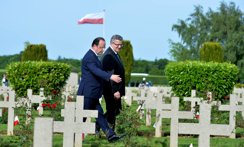 Prezydenci Polski i Francji podczas polsko-francuskich uroczystości na cmentarzu polskim w Urville-Langannerie /Jacek Turczyk /PAP