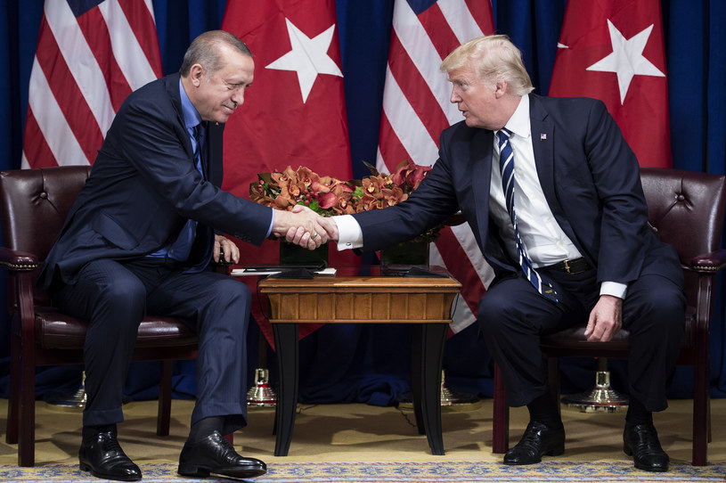 Prezydenci Recep Tayyip Erdogan i Donald Trump rozmawiali o Syrii /Brendan Smialowski /AFP
