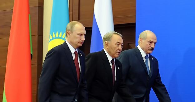 Prezydenci Rosji, Białorusi i Kazachstanu - Władimir Putin, Alaksandr Łukaszenka i Nursułtan Nazarba /AFP