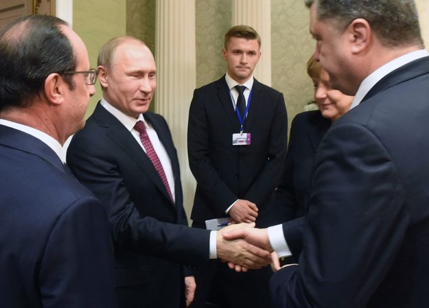Prezydenci Rosji i Ukrainy podają sobie ręce /ANDREI STASEVICH /PAP/EPA