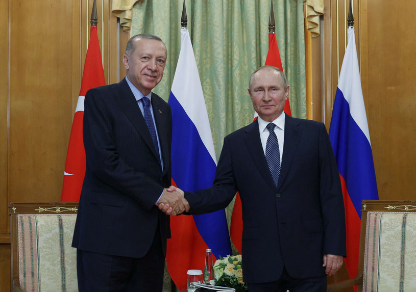 Prezydenci Turcji i Rosji po 4-godzinnych rozmowach w Soczi zapowiadają pogłębienie współpracy /MURAT KULA/AFP/East News /East News